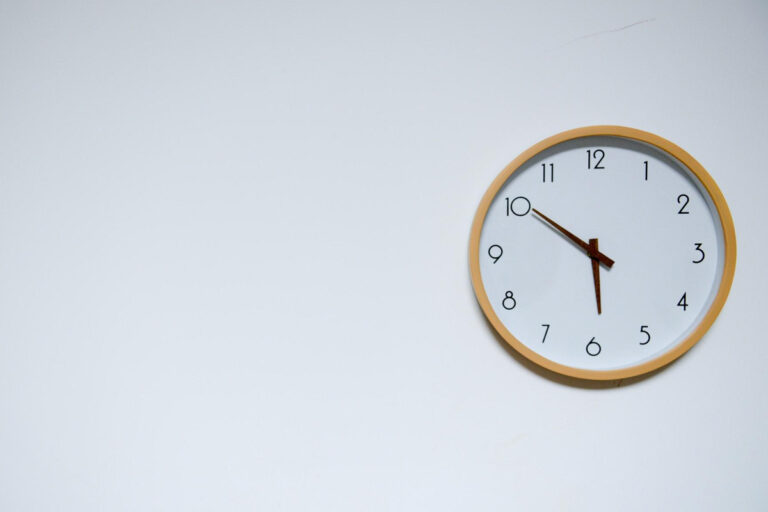 Minimalist wall clock symbolizing decision timing for breast implants after pregnancy, weight loss, or surgery.